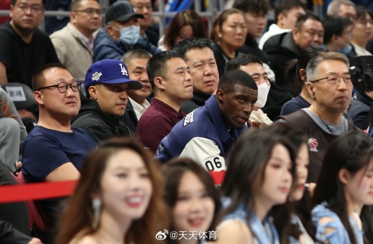  真籃球迷！國(guó)安外援法比奧攜玉昆外援科斯塔來到五棵松觀戰(zhàn)CBA