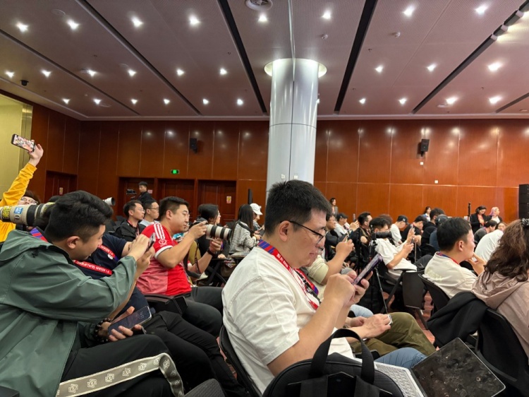  萬眾矚目！記者擠滿國足賽前新聞發(fā)布廳，賽場記者預(yù)計(jì)超300人