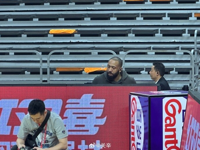  今晚不打？廣東主場迎戰(zhàn)廣廈 吉倫沃特一身便裝現(xiàn)身球館