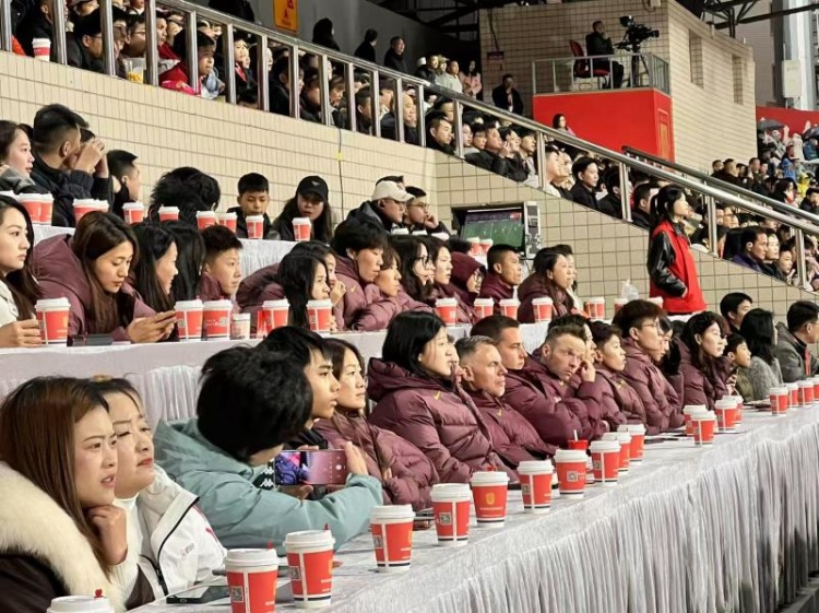  北青體育：中國女足現(xiàn)身中甲賽場，觀看重慶銅梁龍vs遼寧鐵人