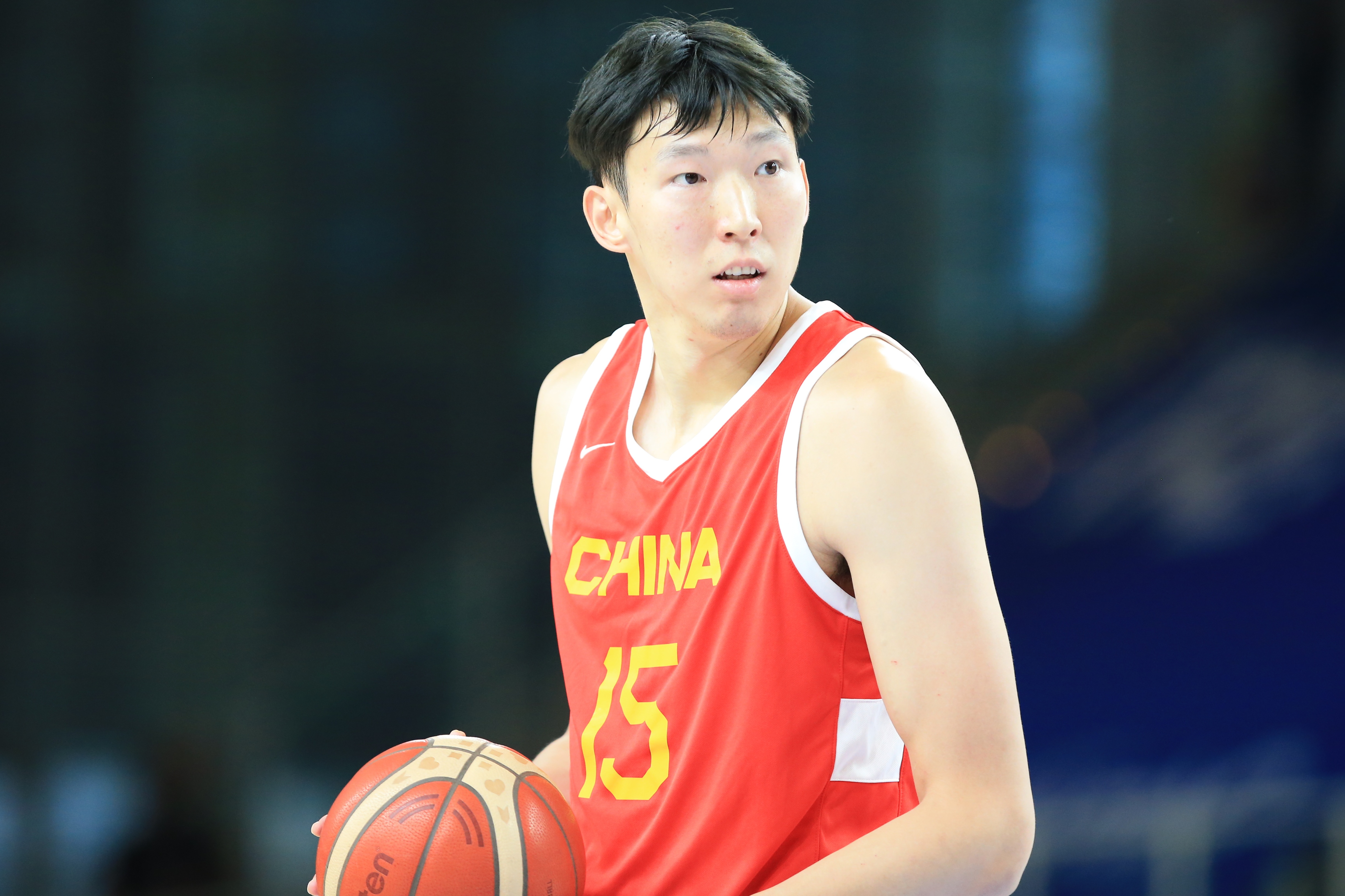  打得不錯(cuò)！周琦攻防建樹(shù) 半場(chǎng)4投2中得到5分3板1斷1帽0失誤