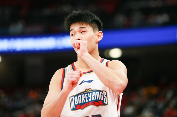  效率太低！林葳25中8&三分10中1拿到19分1板3助2斷 4失誤