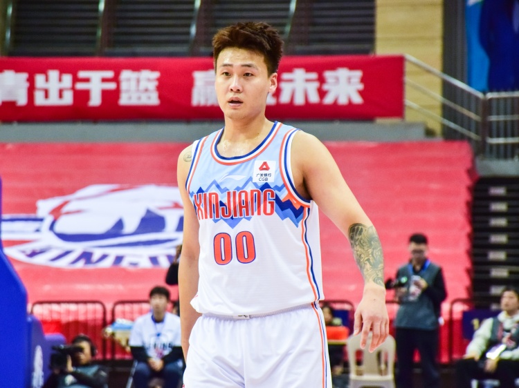  ??隨便打打！趙睿半場8中7&三分3中3貢獻(xiàn)18分2助攻2搶斷