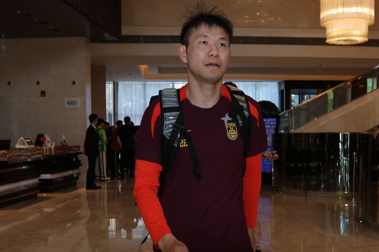  李源一3次助攻位居助攻榜榜首，李璇：再看伊萬發(fā)言覺得有種錯(cuò)亂