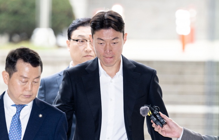  韓媒：庭審現(xiàn)場黃義助始終低頭雙手合十，判決后不停致歉