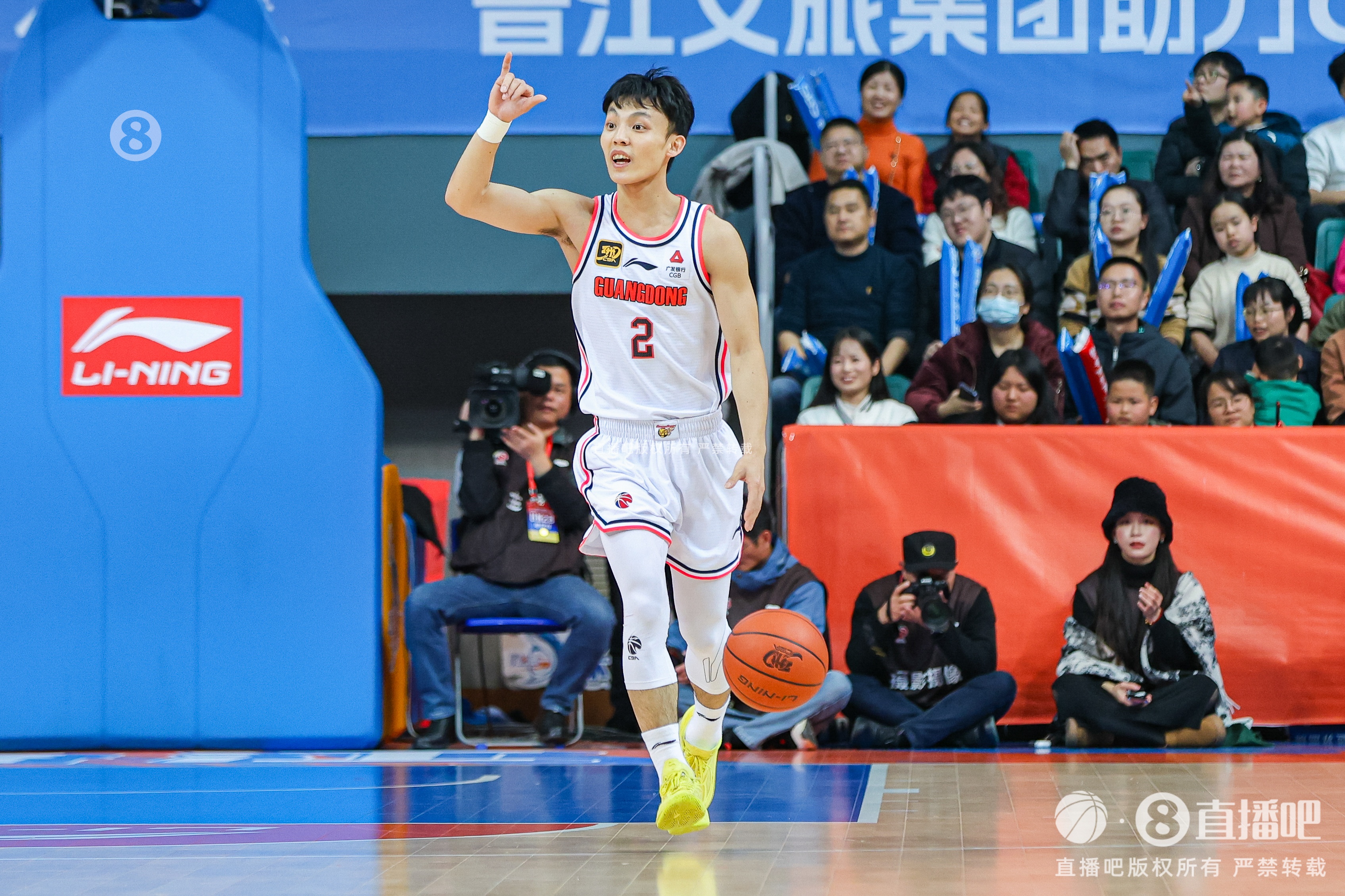  打得輕松！徐杰9中4拿到12分3板6助1斷